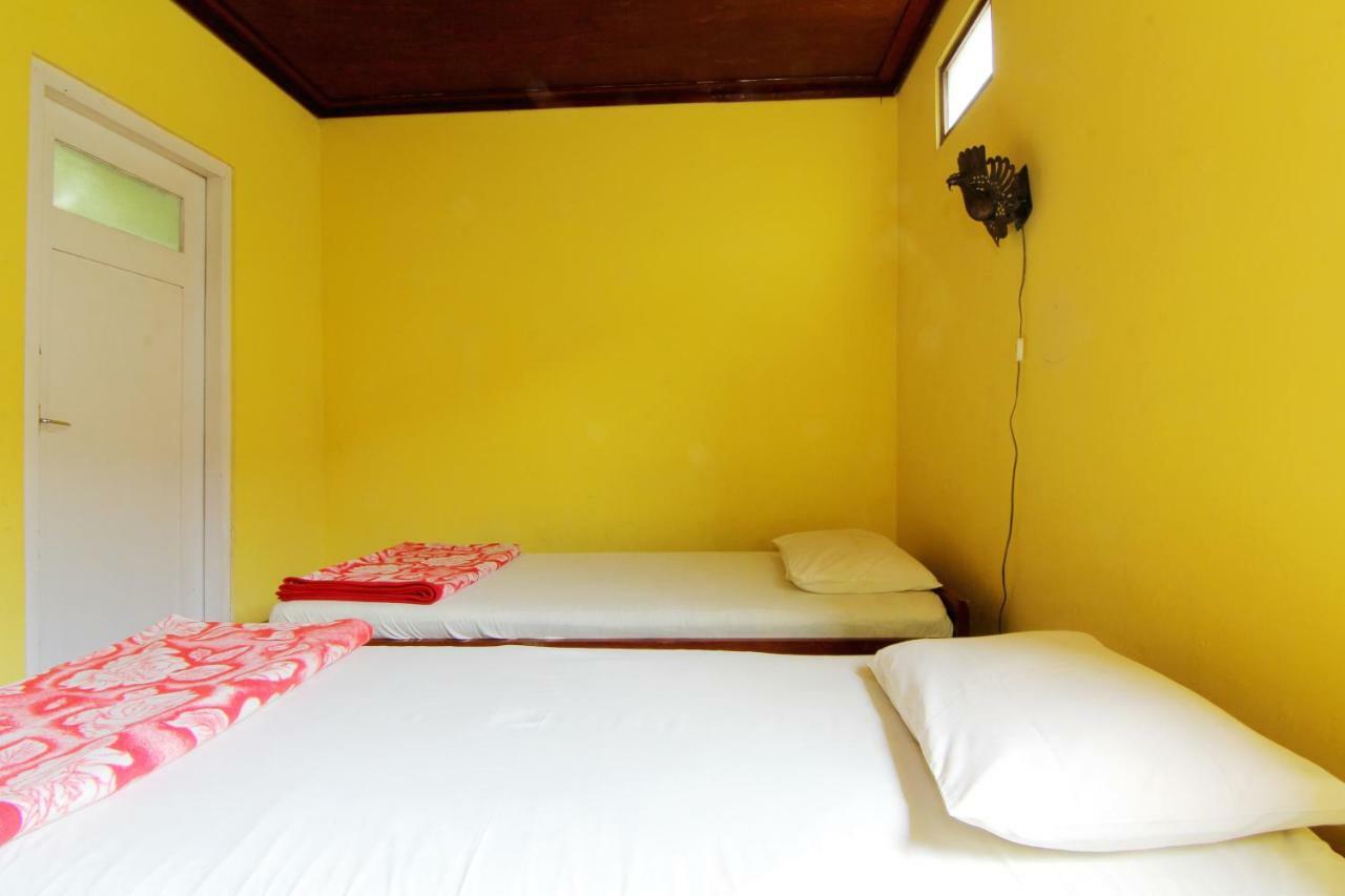 Vogels Hostel Yogyakarta Extérieur photo